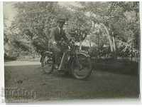 Fotografia veche cu o motocicletă