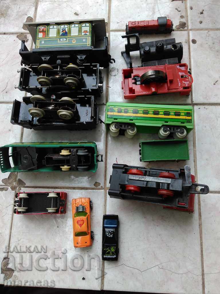 Licitație O mulțime de trenuri de jucărie