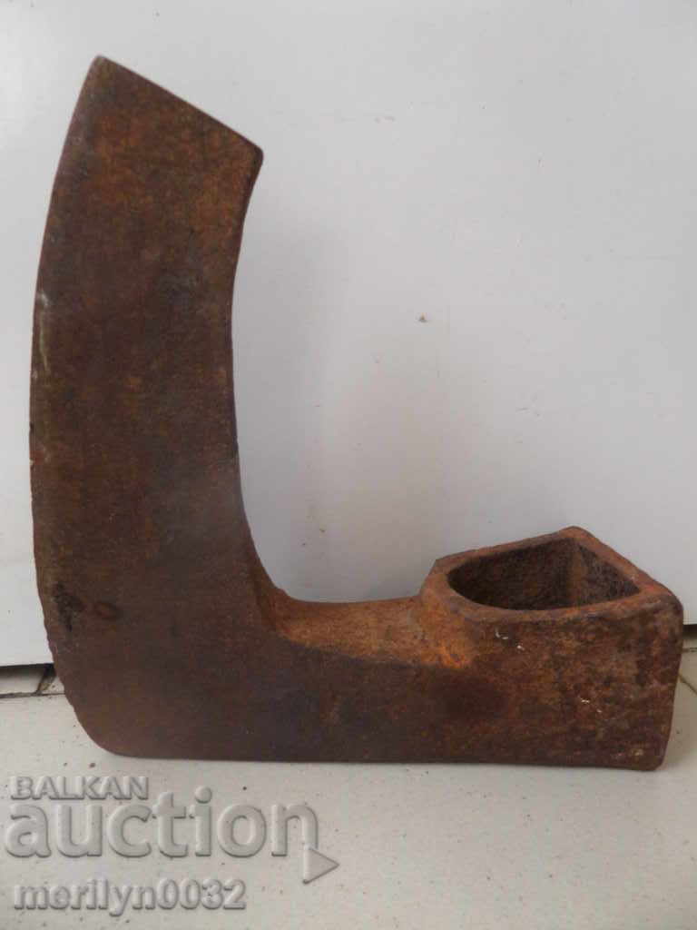 Delivery of An old ax, a hatchet, a pickup tower