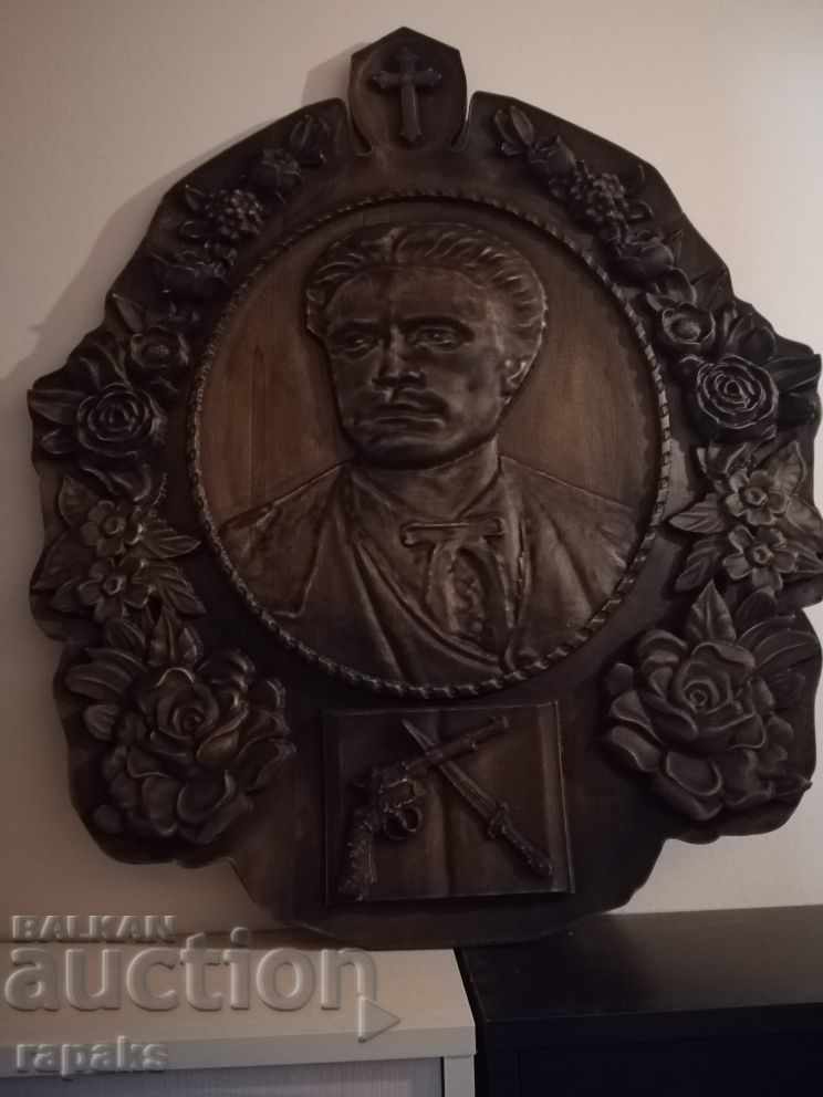 Sculptură în lemn cu Vasil Levski. Revolver, pistol, pumnal, decor