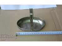 Un vechi coș de metal din bronz pentru nuci, bomboane