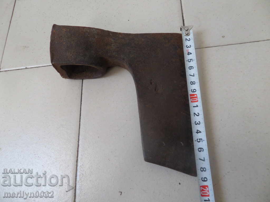 Delivery of An old ax, a hatchet, a pickup tower Delivery of An old ax, a hatchet, a pickup tower