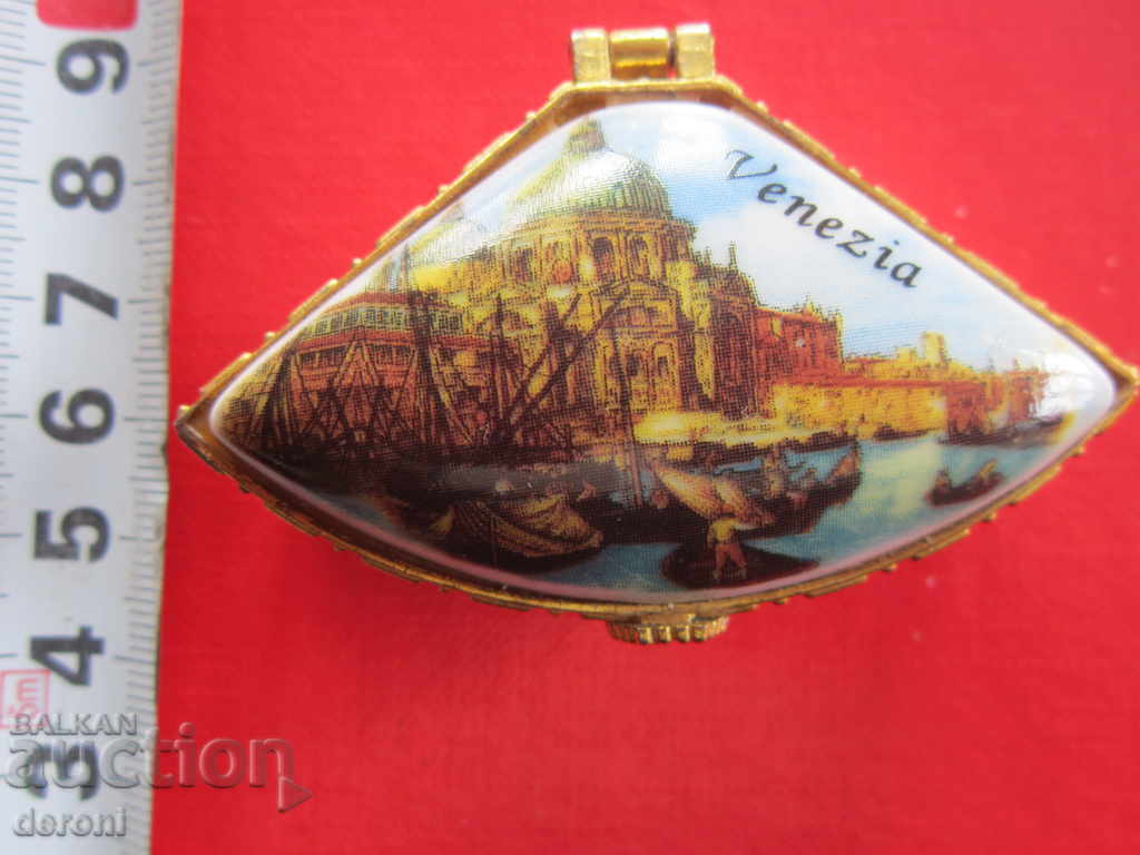 Italian porcelain box box with price 20.00 BGN | € 10.23 Italian porcelain box box with price 20.00 BGN | € 10.23