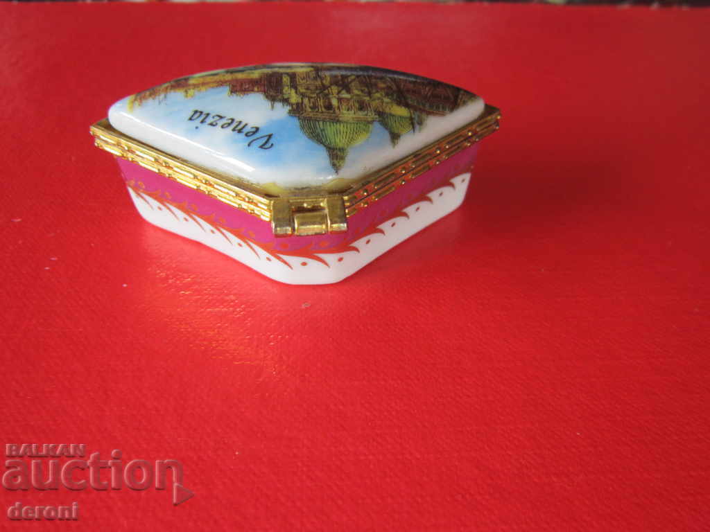 Auction Italian porcelain box box Auction Italian porcelain box box