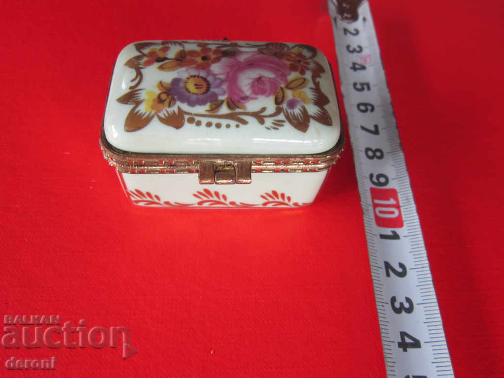 An incredible porcelain box box with price 20.00 BGN | € 10.23