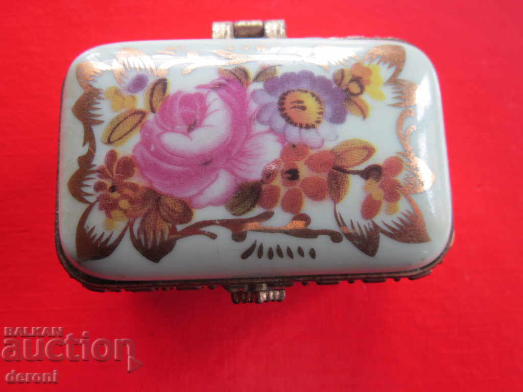 Auction  An incredible porcelain box box