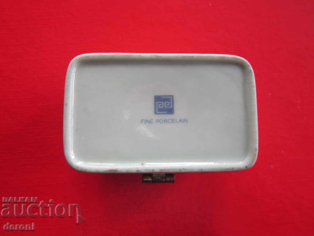 Delivery of An incredible porcelain box box