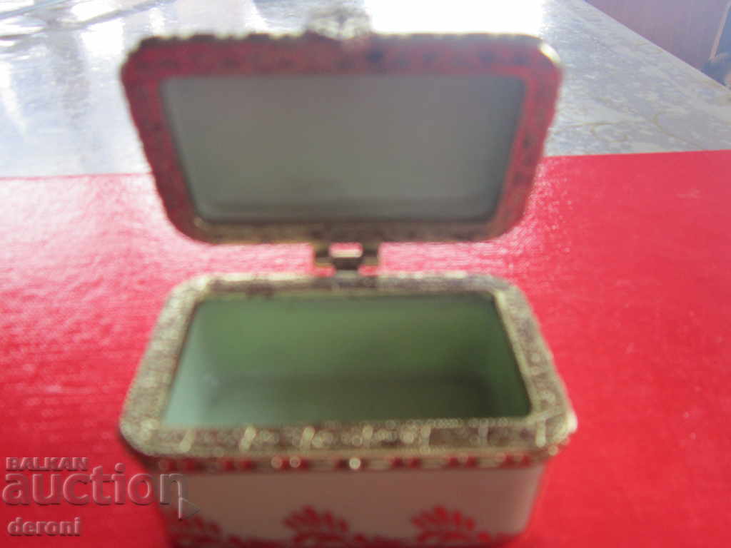 An incredible porcelain box box - 5