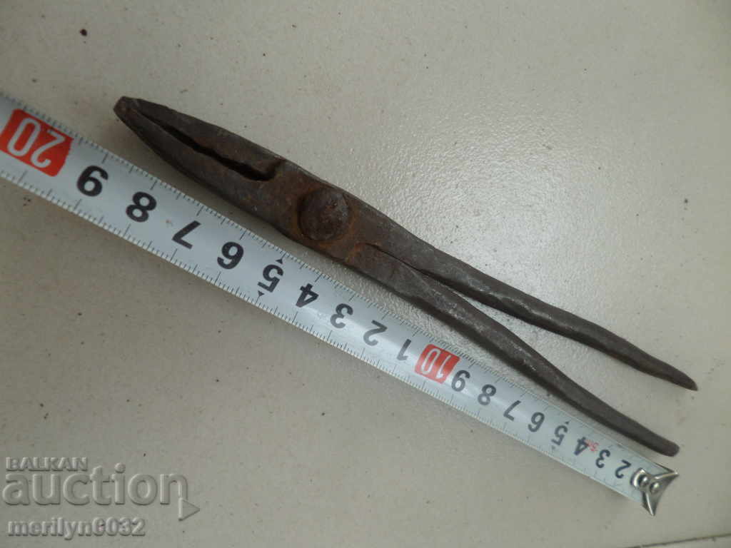 Παλιά λαβίδες σιδηρουργού, σφυρήλατο σιδερένιο εργαλείο