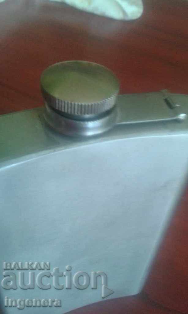 Auction A metal pocket bottle, bottle, bottle, and a chuck for alcohol Auction A metal pocket bottle, bottle, bottle, and a chuck for alcohol