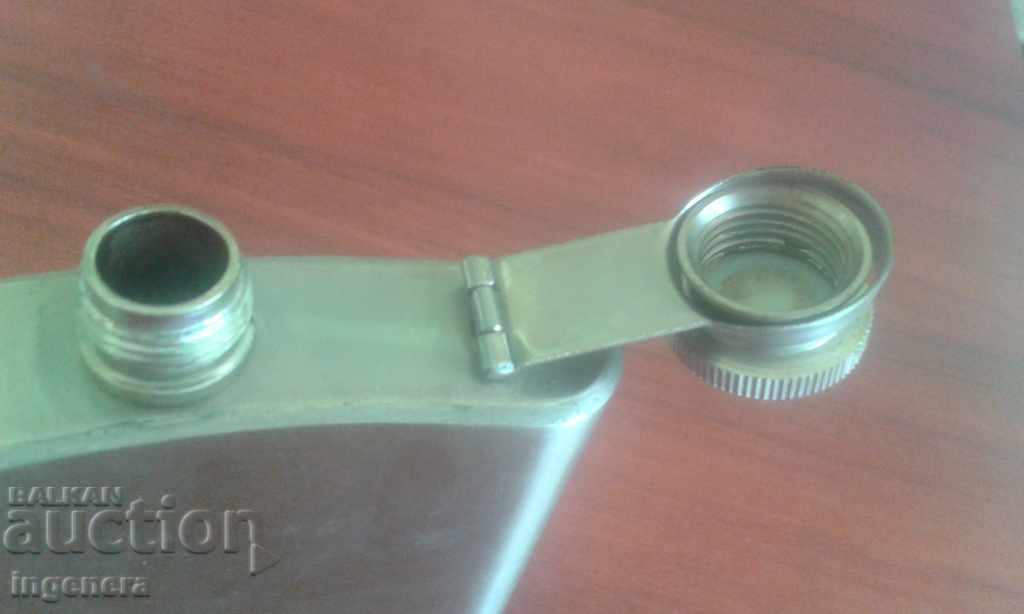 Delivery of A metal pocket bottle, bottle, bottle, and a chuck for alcohol Delivery of A metal pocket bottle, bottle, bottle, and a chuck for alcohol