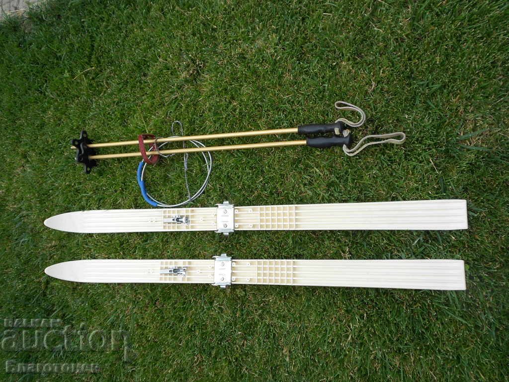 Old German skis with price 125.00 BGN | € 63.91 Old German skis with price 125.00 BGN | € 63.91