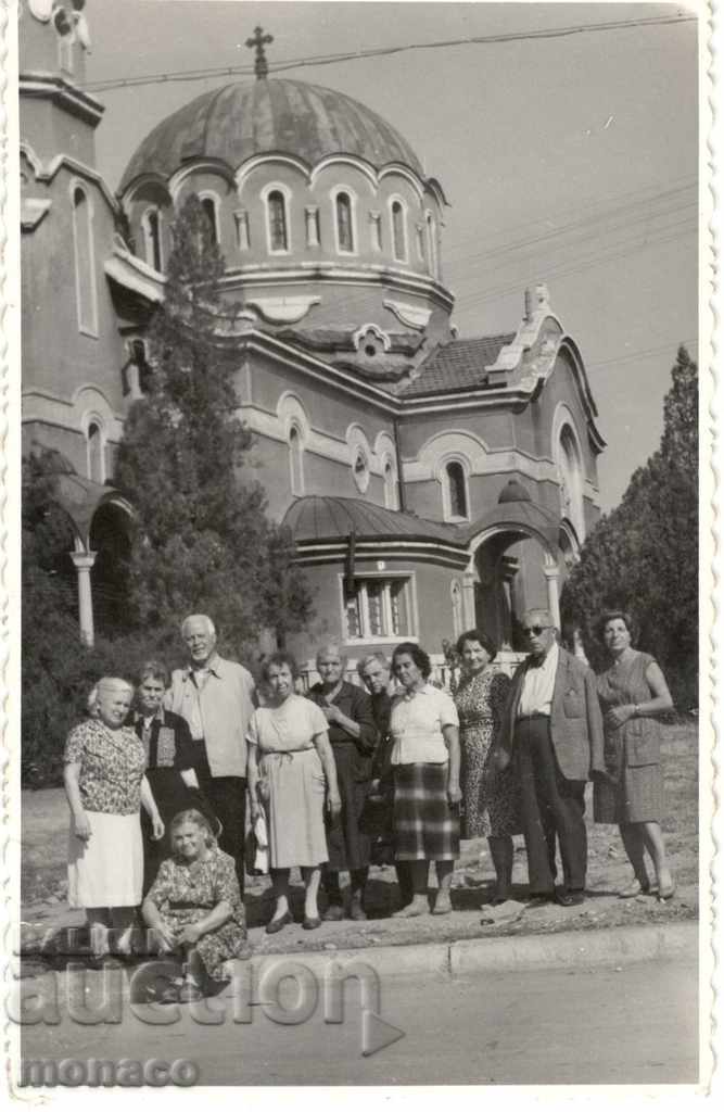 Fotografie veche - Kyustendil, În fața bisericii "Sf. Mina"