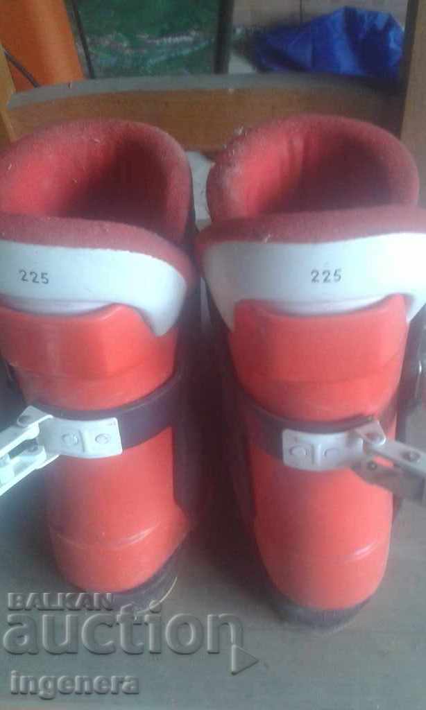 ÎNCĂLȚĂMINTE SOCIETATE cu preț 9.00 BGN | € 4.60 ÎNCĂLȚĂMINTE SOCIETATE cu preț 9.00 BGN | € 4.60