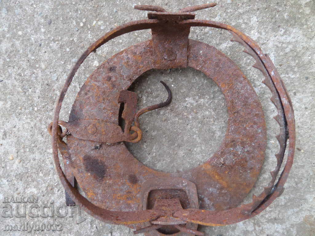 An antique hand forged trap - 5 An antique hand forged trap - 5