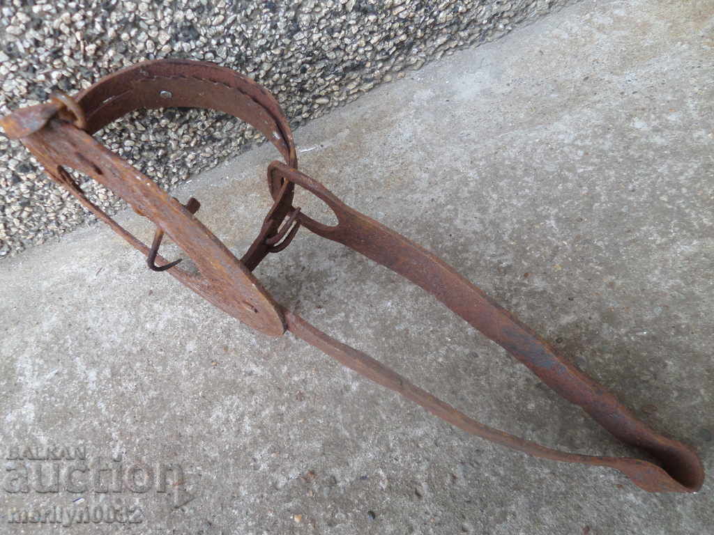 An antique hand forged trap - 7 An antique hand forged trap - 7