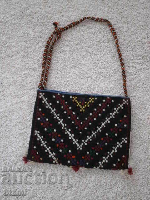 Auction An old hand-woven wadding bag Auction An old hand-woven wadding bag