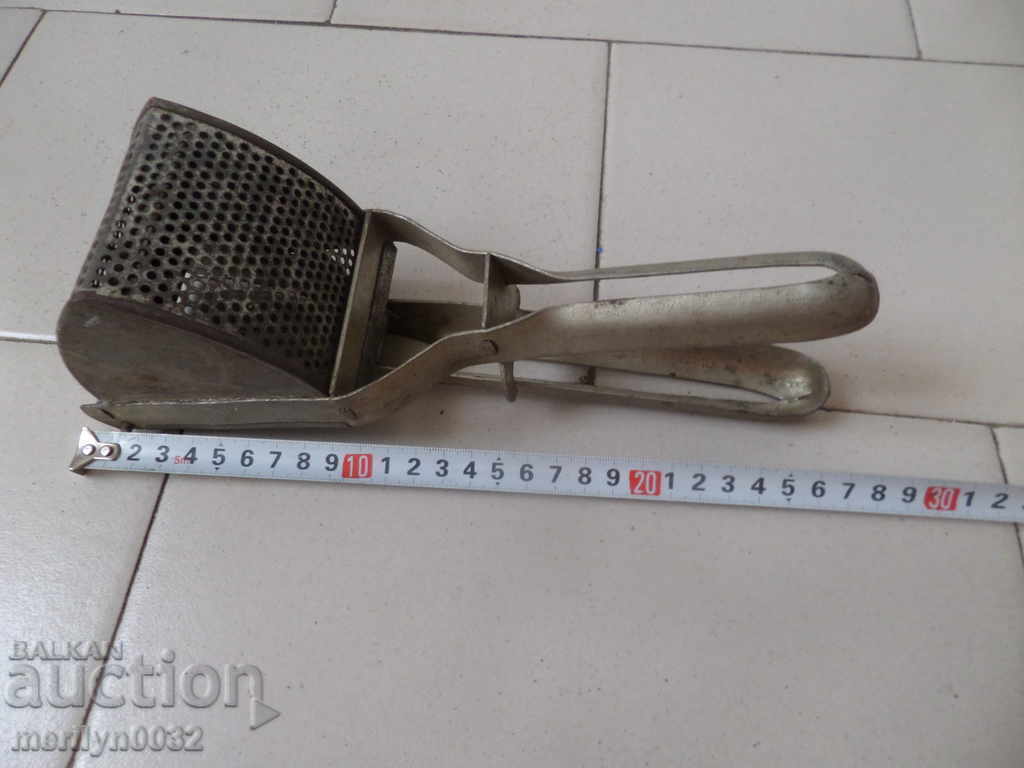 Auction Potato press Auction Potato press