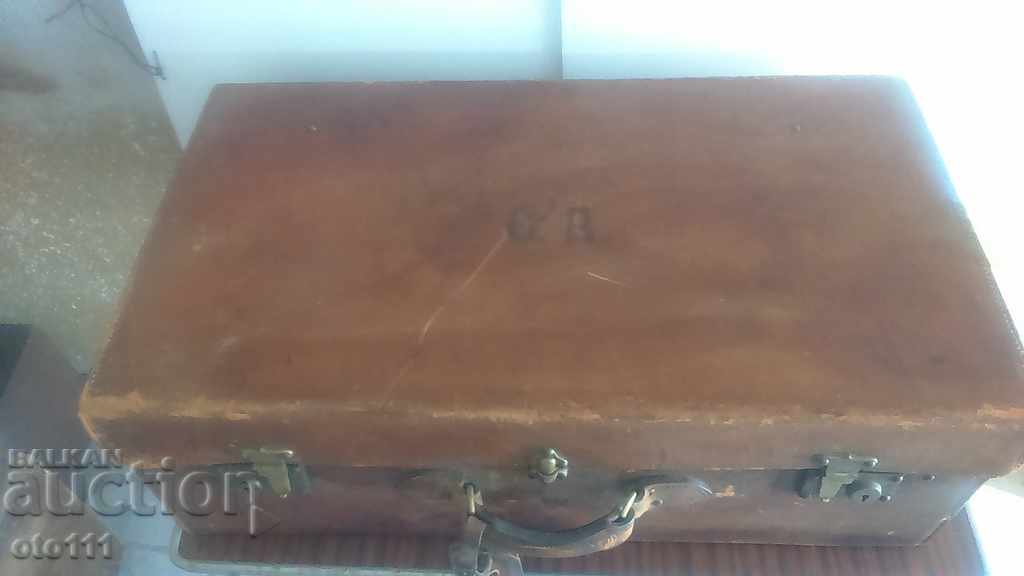 СТАР ГОЛЯМ КОЖЕН КУФАР ОТ ЦАРСКО ВРЕМЕ с цена 120.00 лв. | € 61.36 СТАР ГОЛЯМ КОЖЕН КУФАР ОТ ЦАРСКО ВРЕМЕ с цена 120.00 лв. | € 61.36