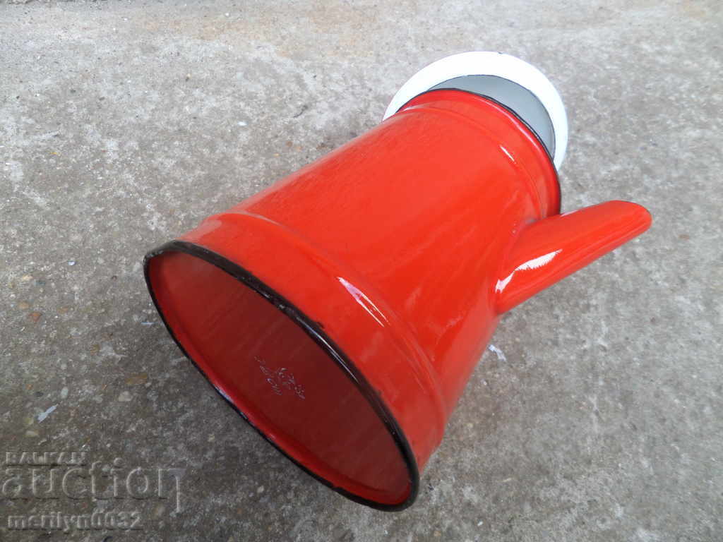 Auction Enamelled teapot made of salt container with enamel jade jug Auction Enamelled teapot made of salt container with enamel jade jug