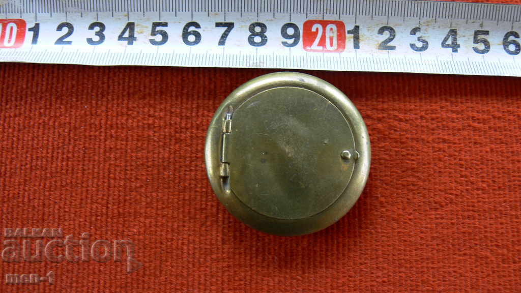 Auction  Bronze box for enfie and pills