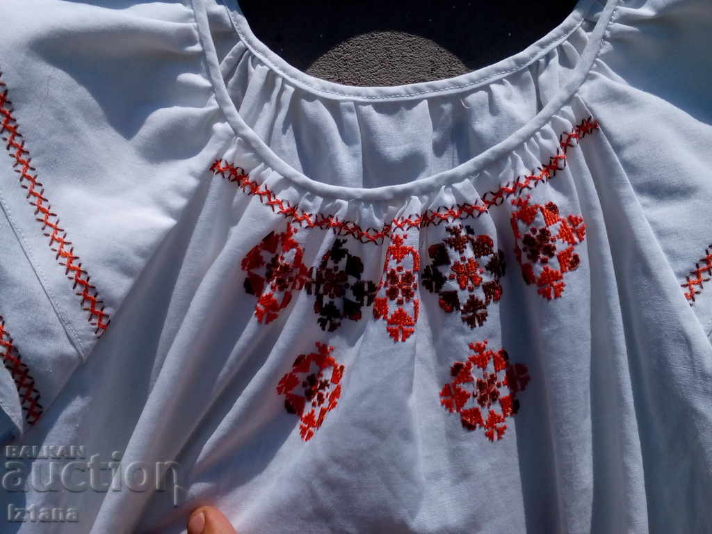 Cămașa pentru copii bătrâni cu preț 15.00 BGN | € 7.67 Cămașa pentru copii bătrâni cu preț 15.00 BGN | € 7.67