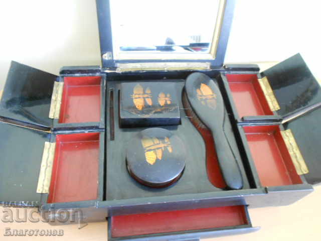 Delivery of Vietnamese hand-painted jewelry box