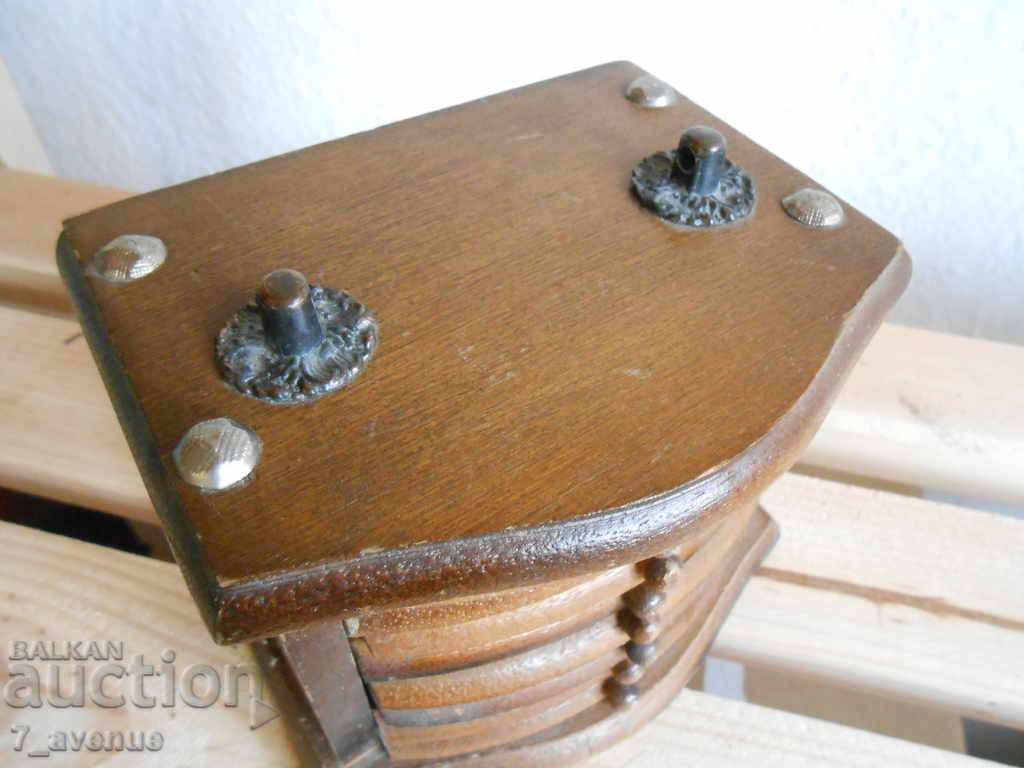 Δημοπρασία Ενδιαφέρουσες ξύλινες και φελλός ποτηροθήκες, σετ