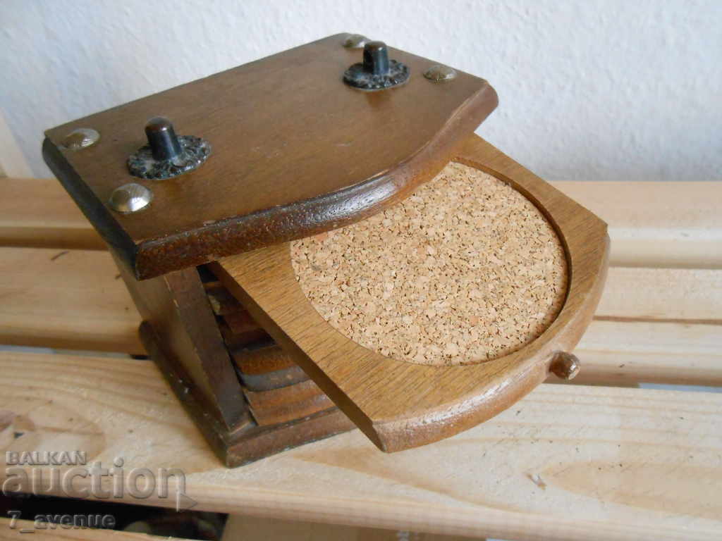 Παράδοση Ενδιαφέρουσες ξύλινες και φελλός ποτηροθήκες, σετ