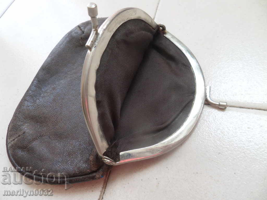 Delivery of Leather wallet, purse