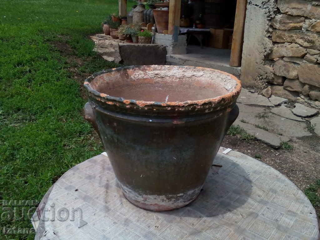 Auction An old ceramic pot, ceramics Auction An old ceramic pot, ceramics