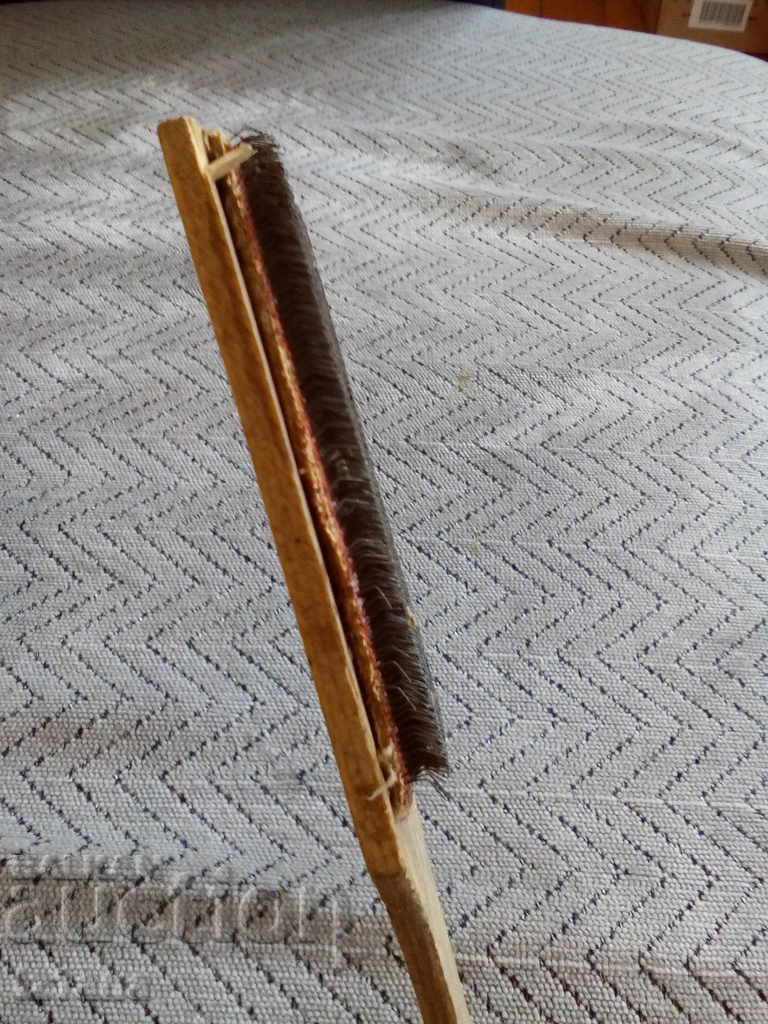 Auction An old wire brush Auction An old wire brush