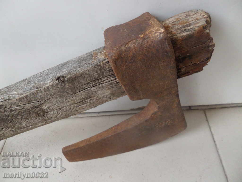 Auction An old ax with a print top gun saber hat grip Auction An old ax with a print top gun saber hat grip