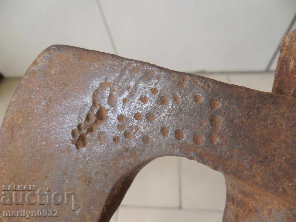 Delivery of An old ax with a print top gun saber hat grip Delivery of An old ax with a print top gun saber hat grip