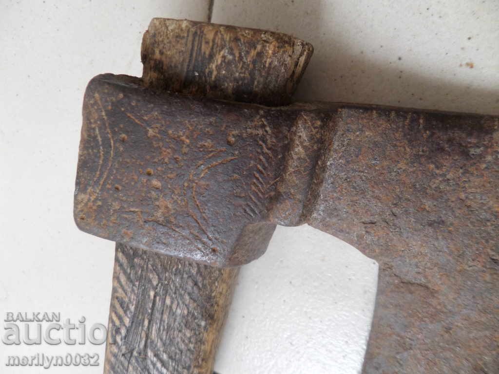 Auction Old ax, curve with gravure toothed saber hat punch Auction Old ax, curve with gravure toothed saber hat punch