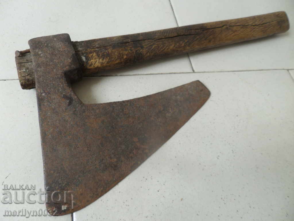 Delivery of Old ax, curve with gravure toothed saber hat punch Delivery of Old ax, curve with gravure toothed saber hat punch