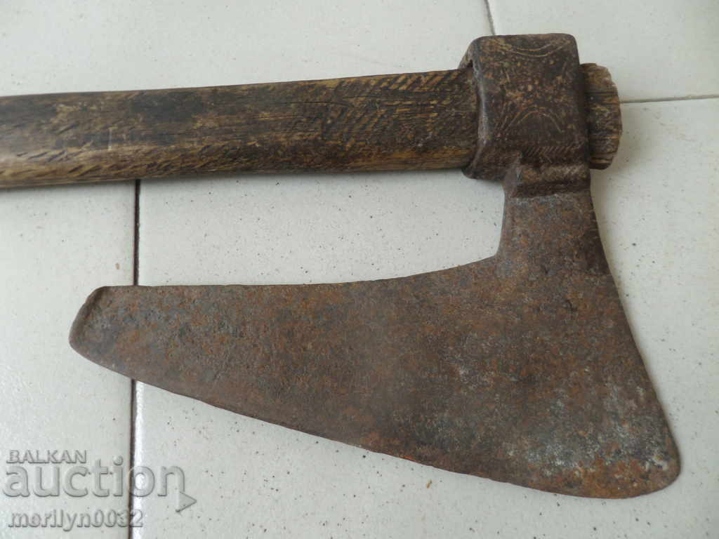 Old ax, curve with gravure toothed saber hat punch - 5 Old ax, curve with gravure toothed saber hat punch - 5