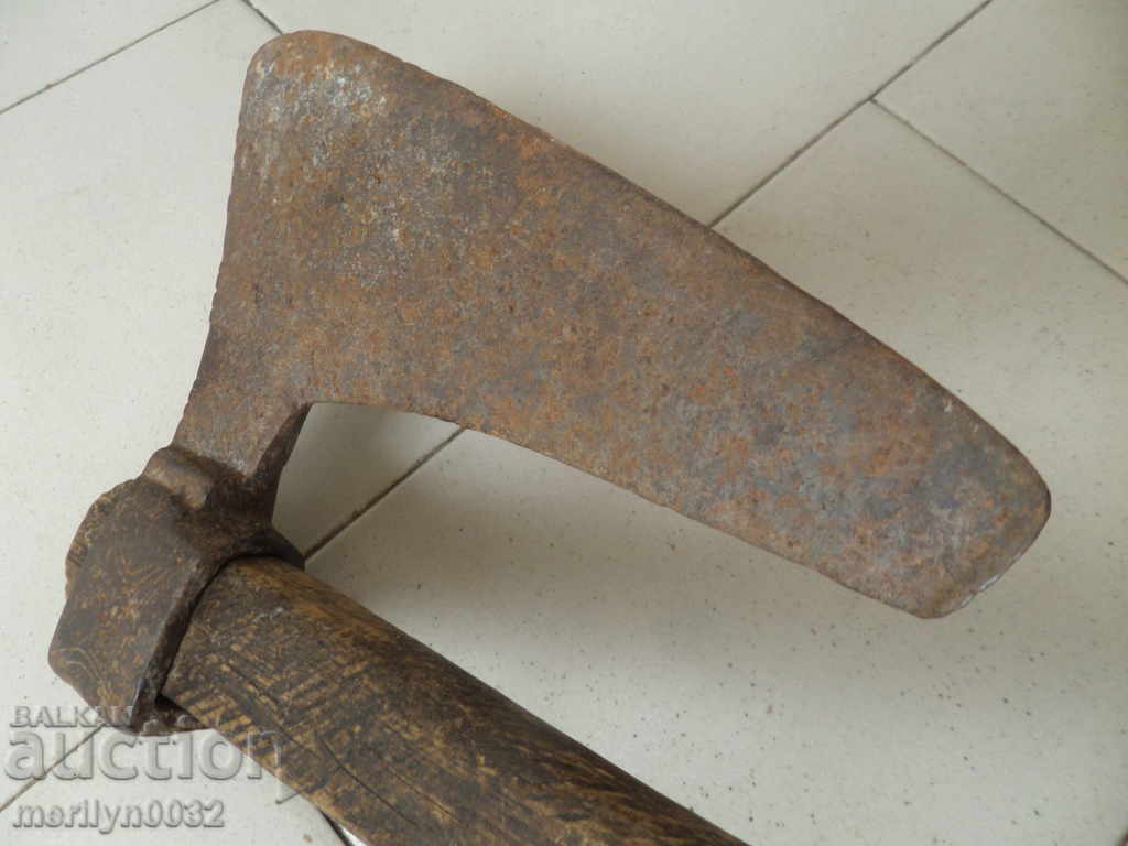 Old ax, curve with gravure toothed saber hat punch - 6 Old ax, curve with gravure toothed saber hat punch - 6