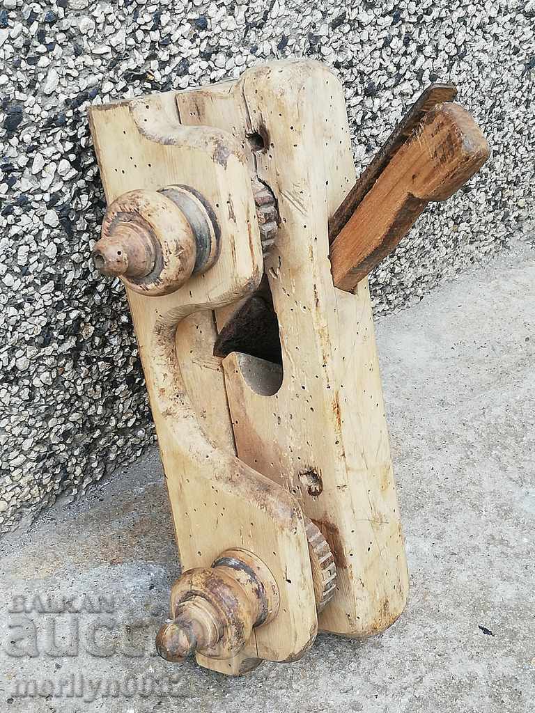 An old woodworking planer with a knife with price 94.00 BGN | € 48.06 An old woodworking planer with a knife with price 94.00 BGN | € 48.06