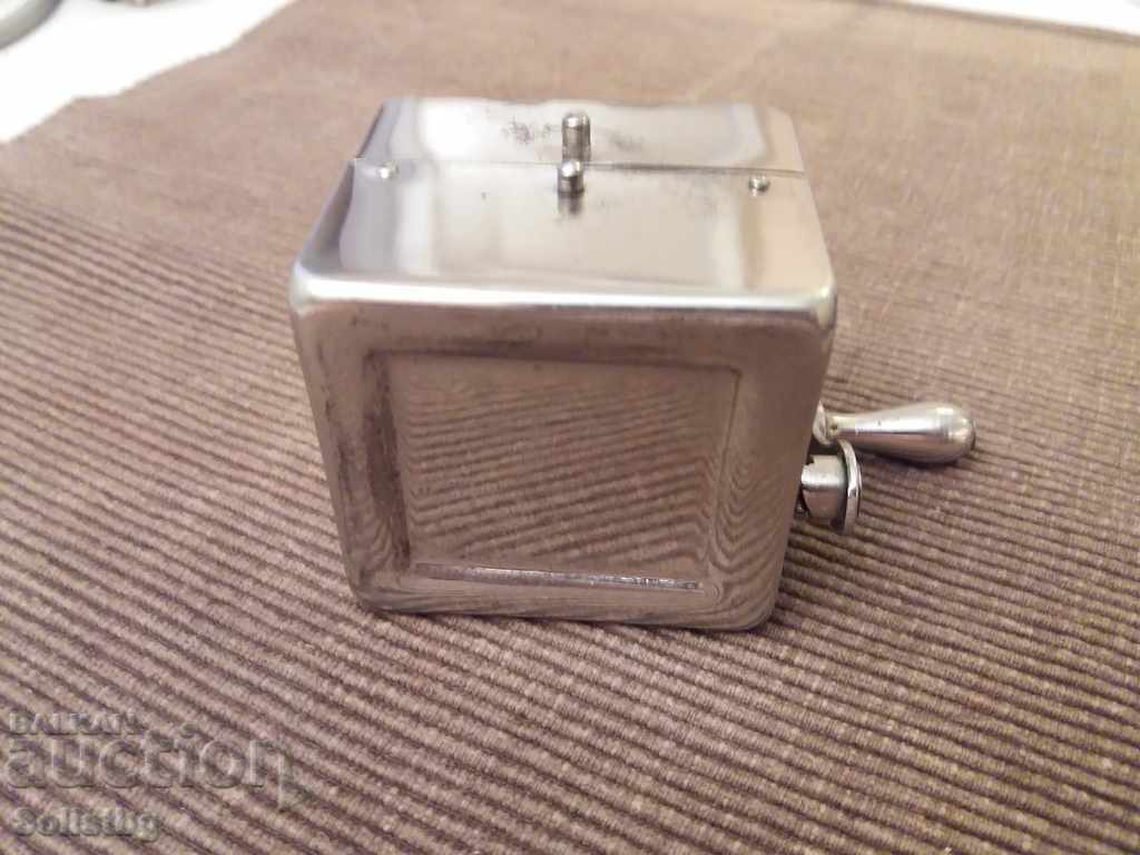 Machine for sharpening razor blades. - 6 Machine for sharpening razor blades. - 6