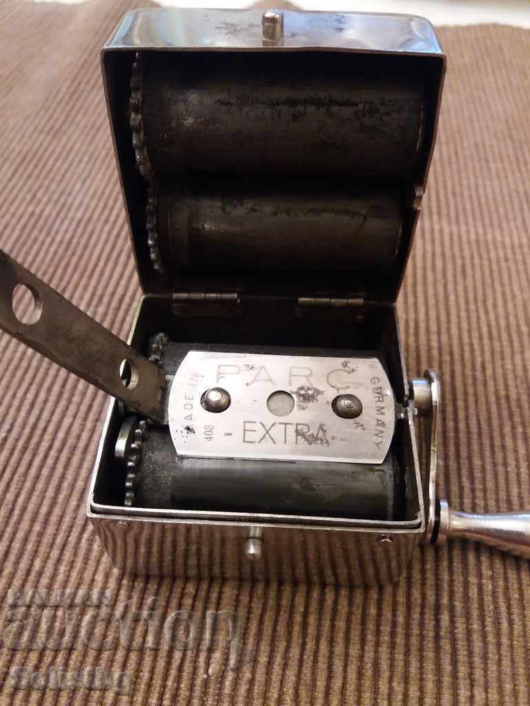 Machine for sharpening razor blades. Machine for sharpening razor blades.