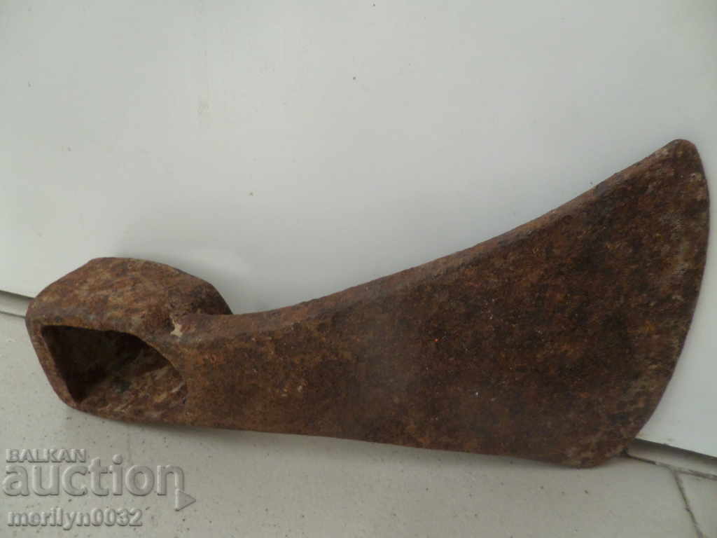 Auction  Forged chap, hoe, agricultural instrument, wrought iron