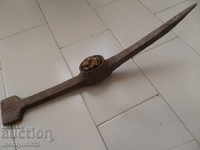 Стара ръчно кована кирка инструмент ковано желязо