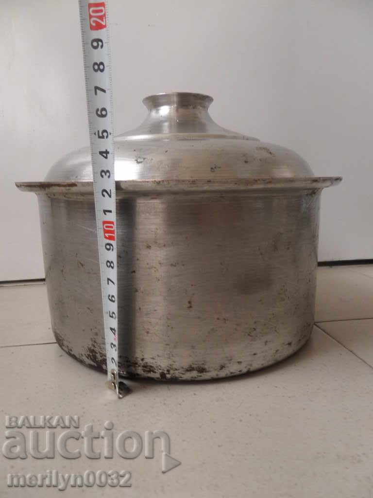 Auction  An old tinned pot, a baker's copper pot with lid