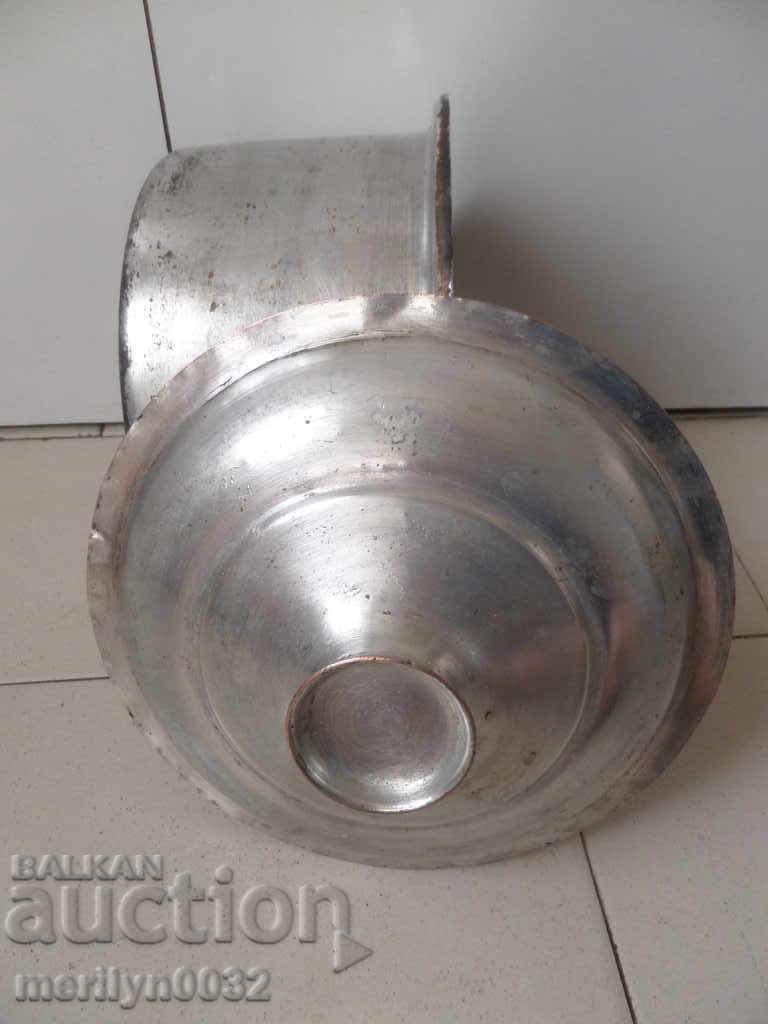 Delivery of An old tinned pot, a baker's copper pot with lid