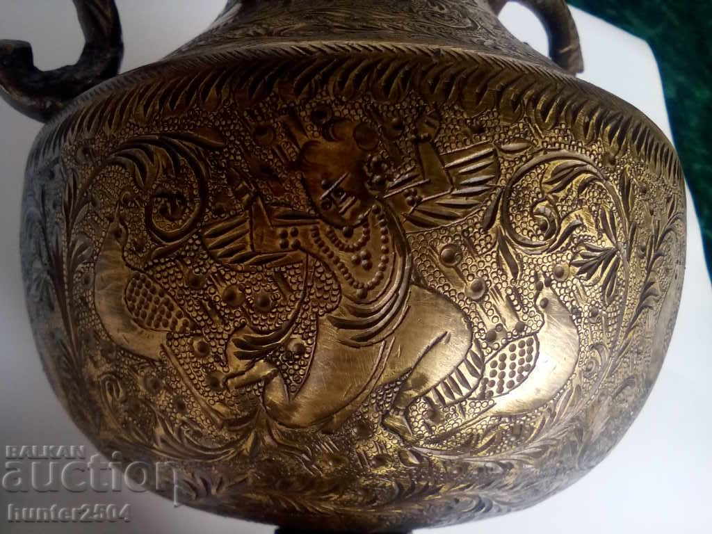 Licitație Vaza din bronz, Sachan?, inaltime 210mm, gravata manual. Licitație Vaza din bronz, Sachan?, inaltime 210mm, gravata manual.