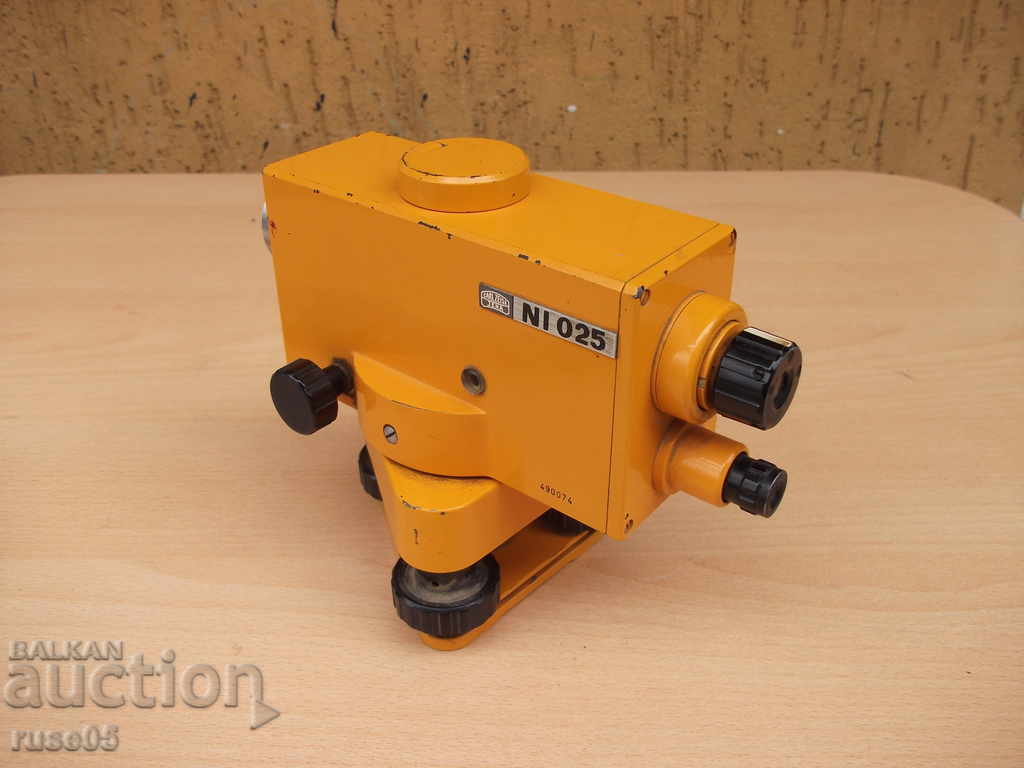 Delivery of Level "CARL ZEISS JENA - NI 025" Delivery of Level "CARL ZEISS JENA - NI 025"