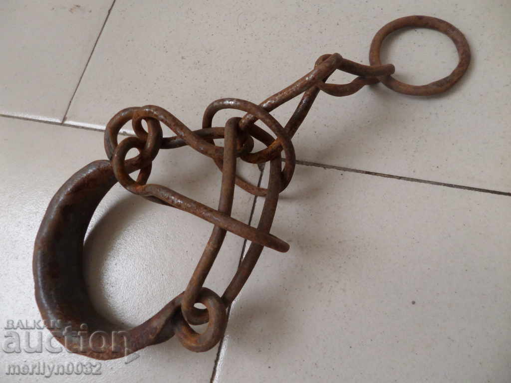 Auction Eyebrows, pillows, handcuffs, chains, wrought iron Auction Eyebrows, pillows, handcuffs, chains, wrought iron