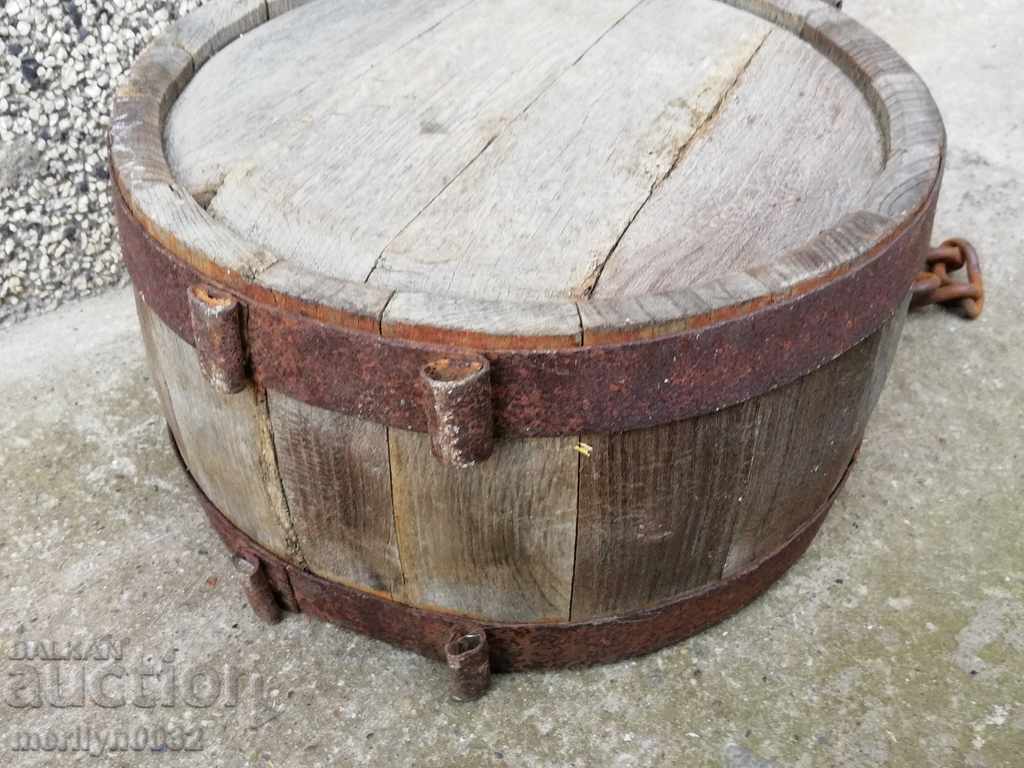 Auction  Old bucket, flask, barrel, crank, wooden