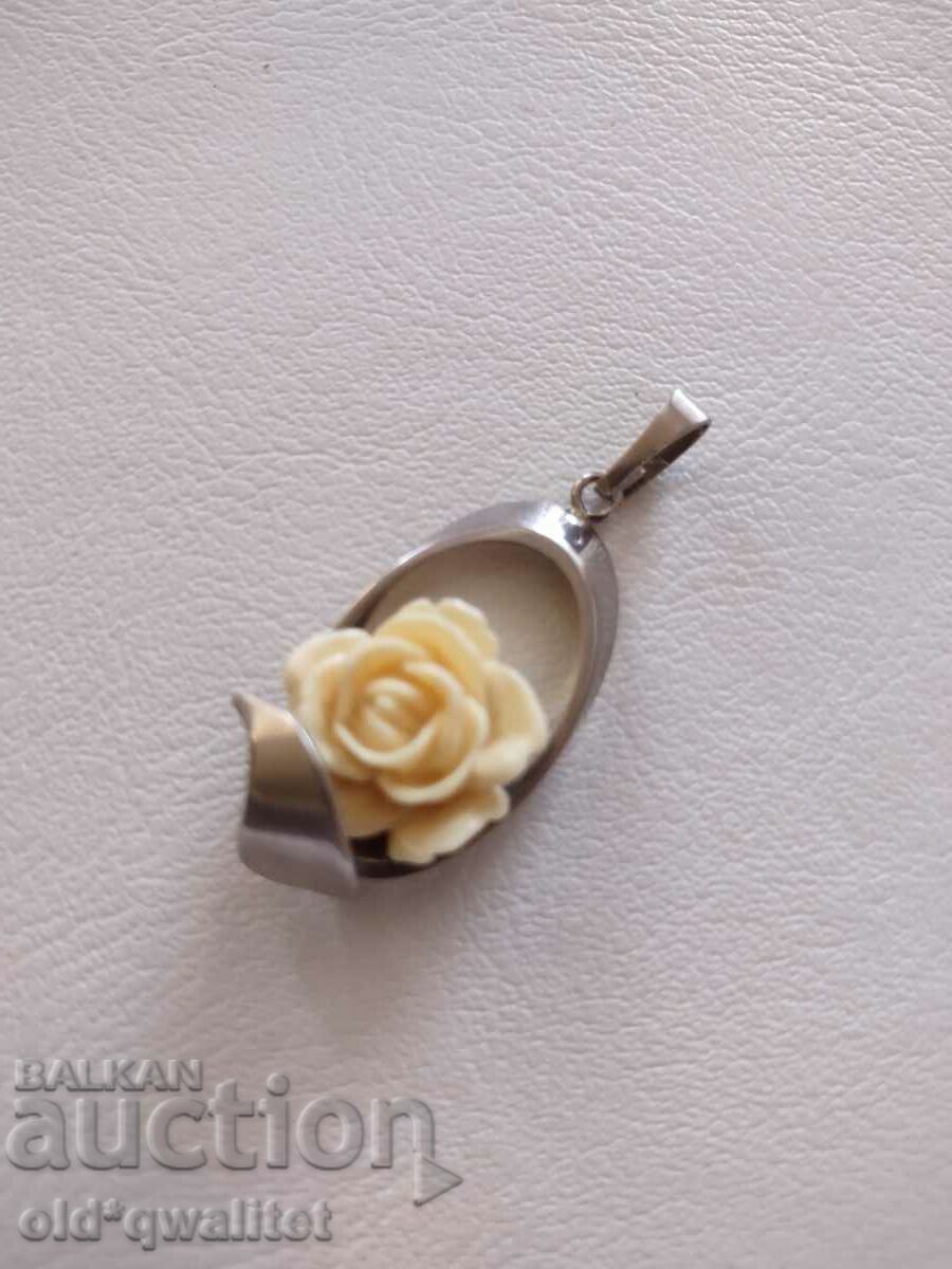 Παλιό μενταγιόν, με λουλούδι με τιμή 50.00 BGN | € 25.56 Παλιό μενταγιόν, με λουλούδι με τιμή 50.00 BGN | € 25.56